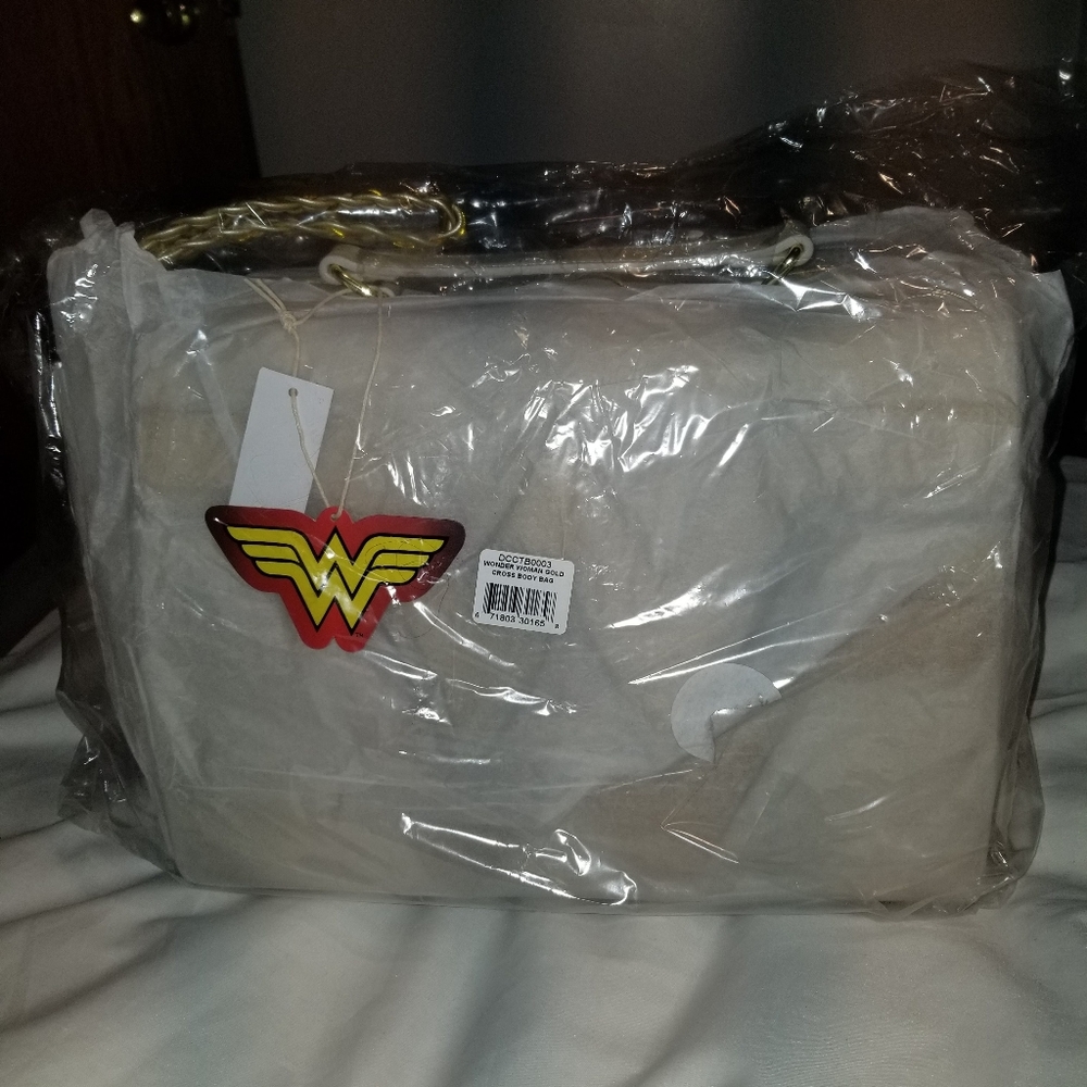 Sold on Ebay Loungefly Wonder Woman Crossbody Bag - Picture 6 of 12